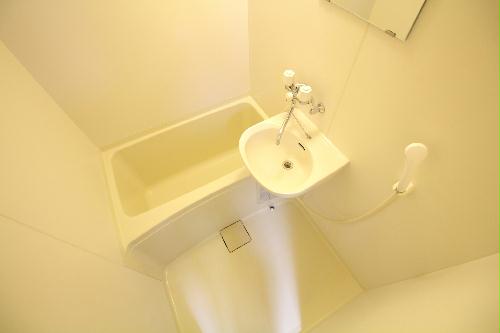 洗面設備　鏡を備え　準備のしやすい洗面台