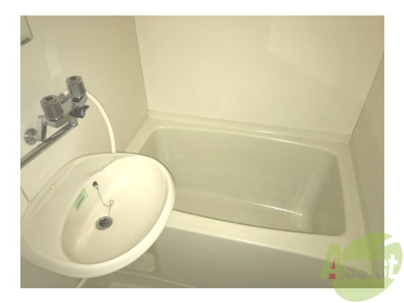 バス・シャワールーム　浴槽は深さがあるので、しっかり浸かれます。