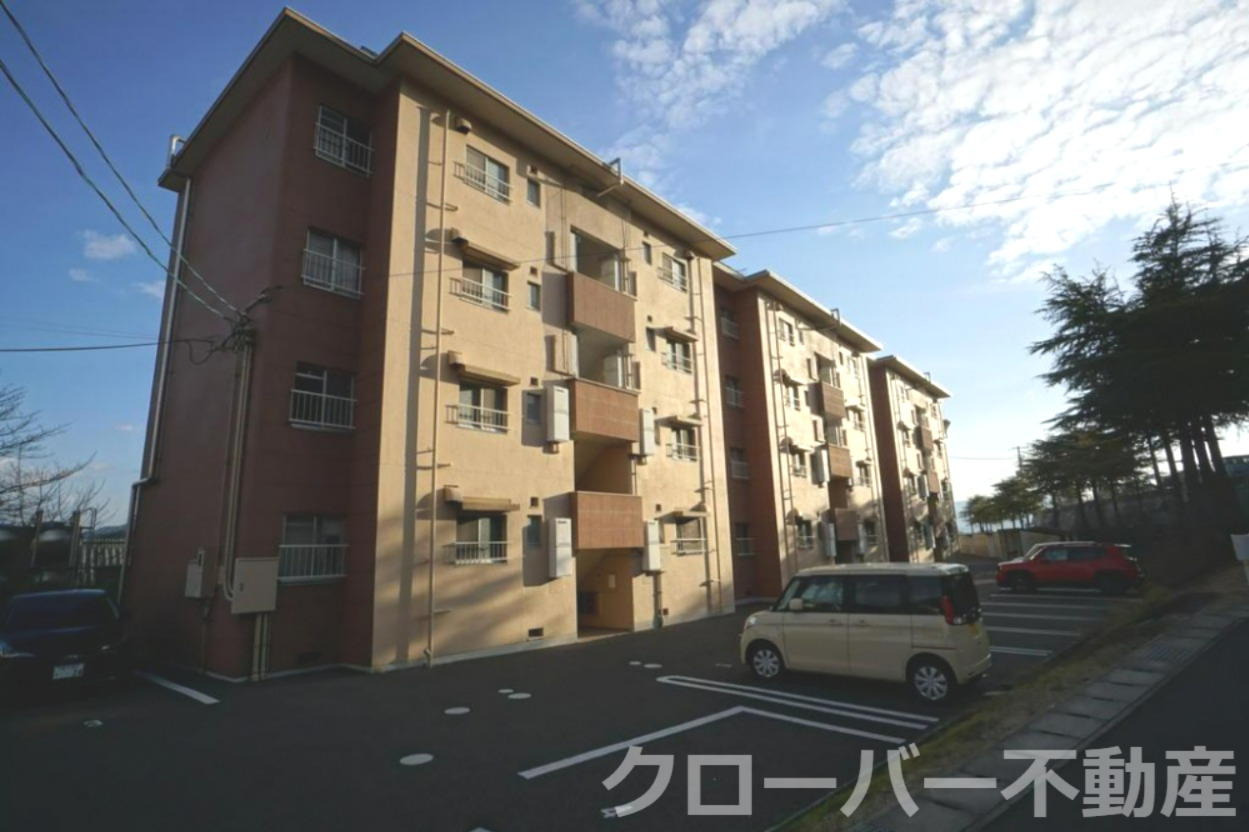 【丸亀市飯山町東坂元のマンションの建物外観】