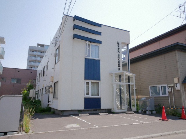 札幌市豊平区平岸一条のアパートの建物外観