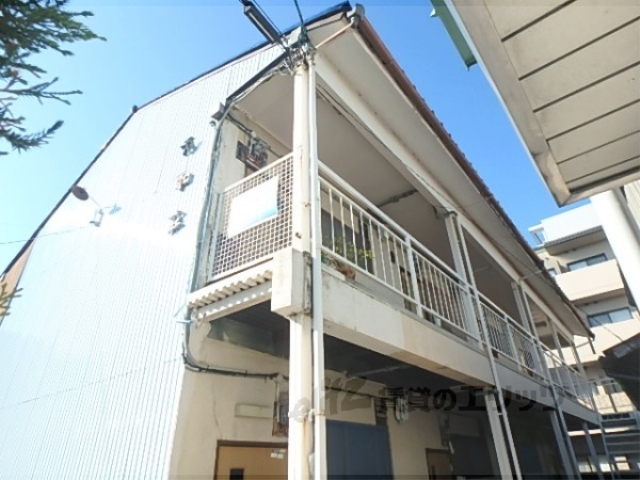 京都市右京区太秦北路町のアパートの建物外観