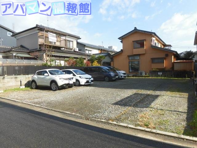 駐車場　物件の２軒隣の駐車場です