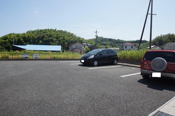 【常滑市かじま台のアパートの駐車場】