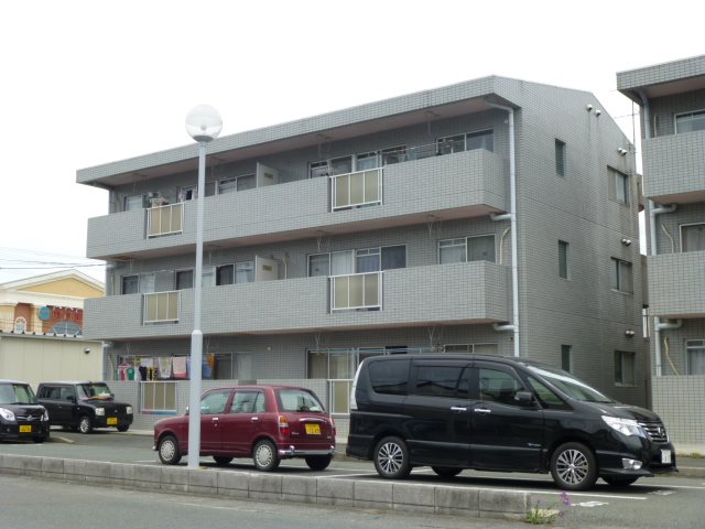 【上岡田ガーデンハイツの建物外観】