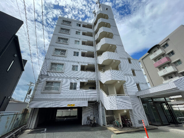 【北九州市小倉北区足立のマンションの建物外観】