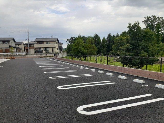 【入間郡毛呂山町平山のアパートの駐車場】