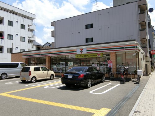 【シティーコート大小路駅前のコンビニ】