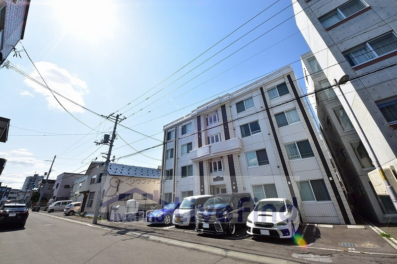 札幌市白石区本郷通のマンションの建物外観