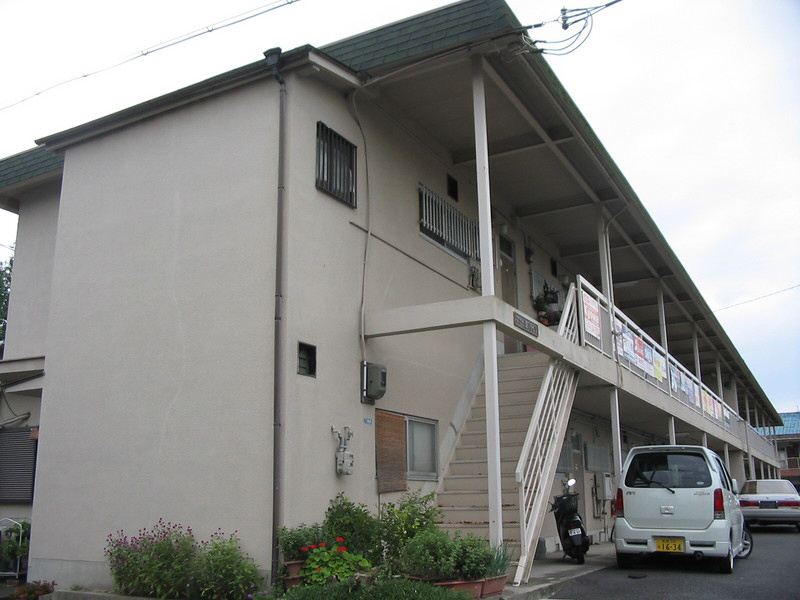 奈良市西大寺芝町のアパートの建物外観