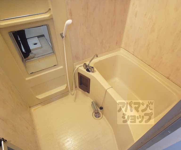 バス・シャワールーム　ゆったり入れるバスルームです。