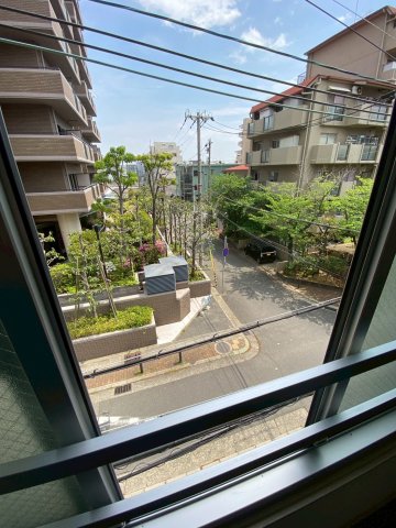 眺望　暖かな日差しのふりそそぐバルコニー