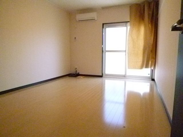 居室・リビング　２階以上はじゅうたん張りです