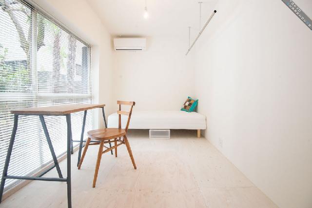 居室・リビング　お部屋は洋室5.1帖。角部屋につき日当たり良好です。