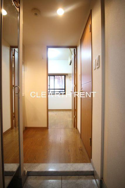 玄関　自動でライトが付く人感センサーダウンライト設備。