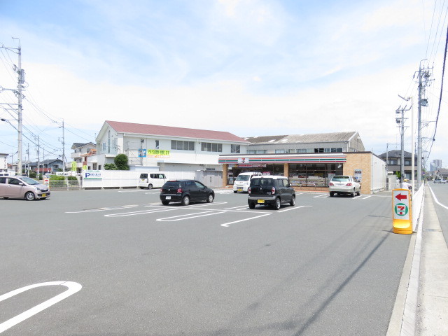 コンビニ　セブンイレブン（コンビニ）まで686m