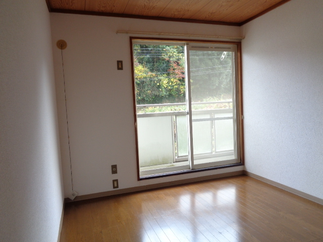 居室・リビング　南東向きの洋室６帖☆