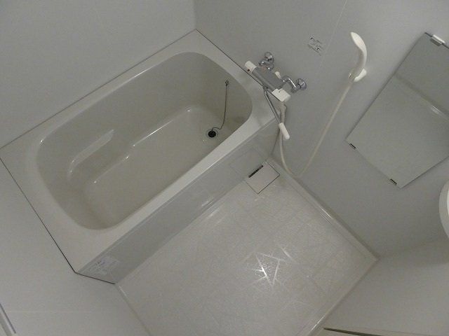 バス・シャワールーム　ゆったり浸かれるバスです。