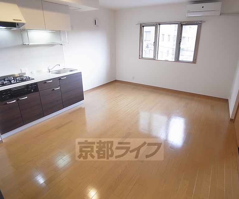 居室・リビング　広く明るい室内。