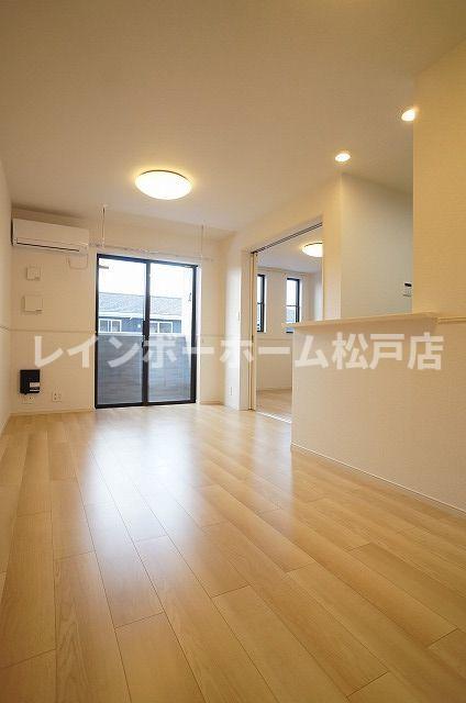 居室・リビング　こちらの居間で趣味の時間をお楽しみください