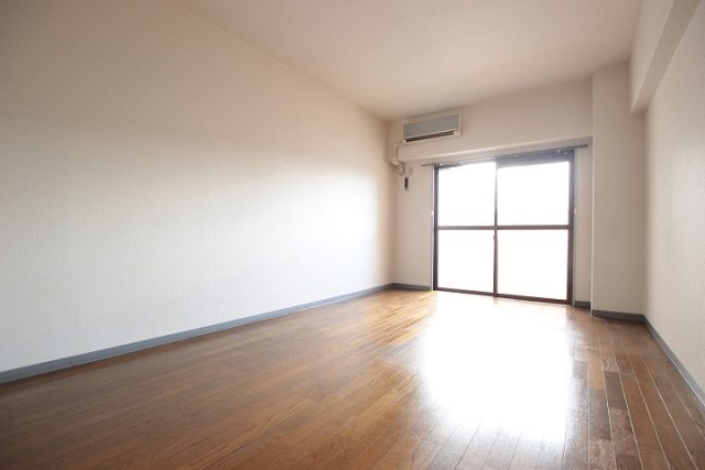 居室・リビング　同物件別号室