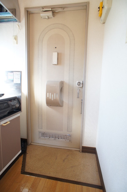 玄関　玄関には下駄箱があるので、いつでもスッキリ片付きます！