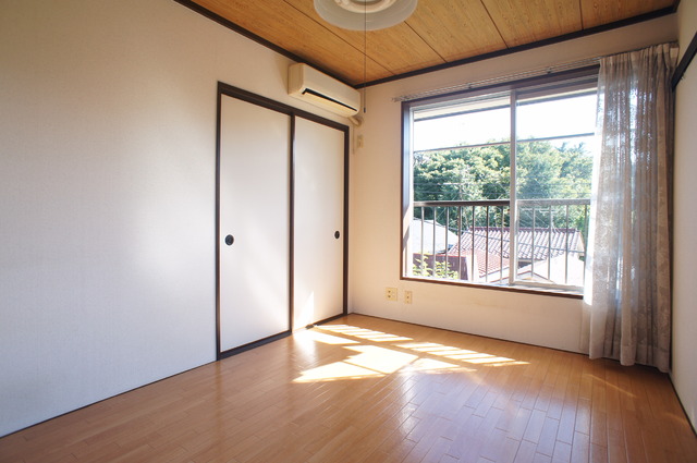 居室・リビング　南向きのお部屋でいつでも明るい空間です☆