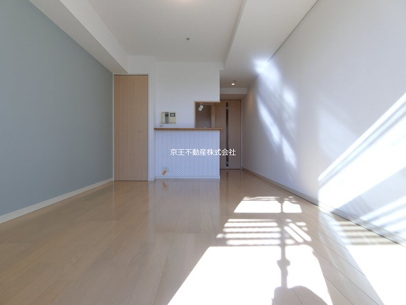 居室・リビング　10帖の広々明るい室内