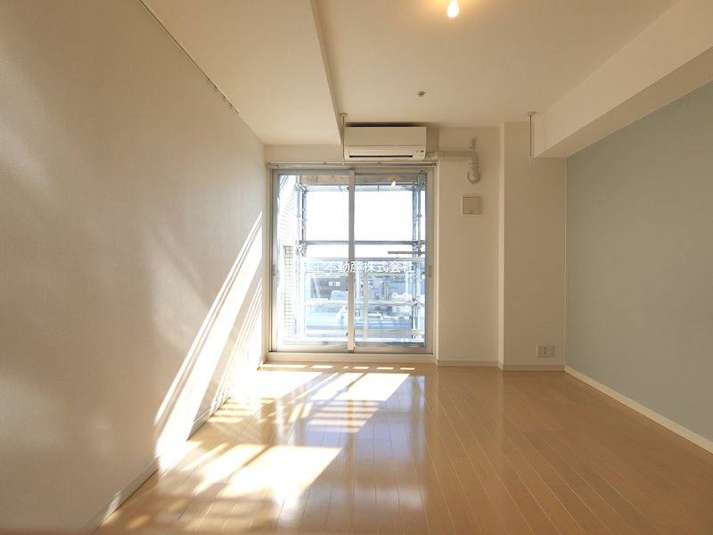 その他部屋・スペース　窓の大きな明るい室内