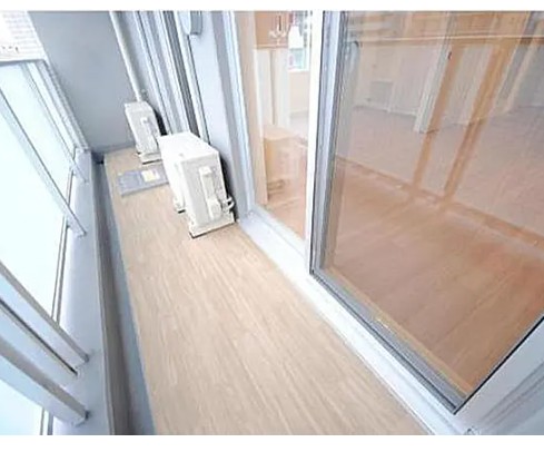 バルコニー　暖かな日差しのふりそそぐバルコニー