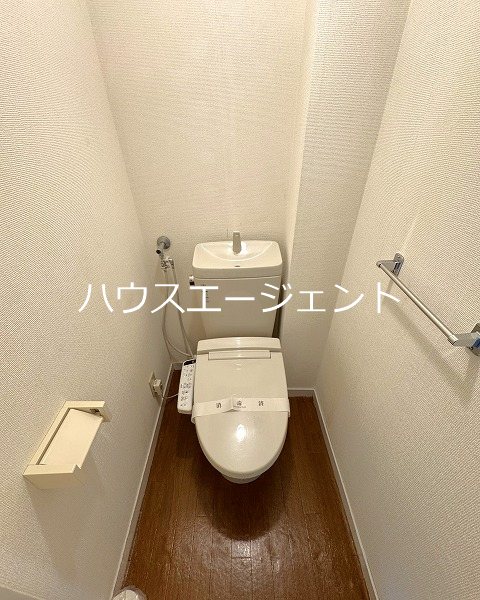 トイレ　嬉しいウォシュレット付トイレです。