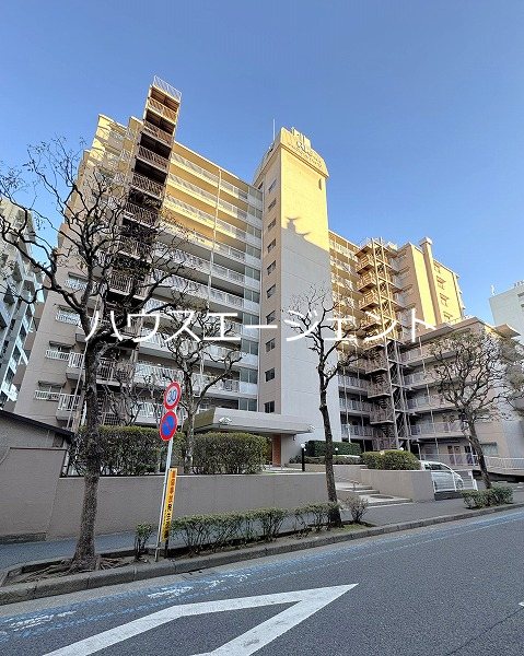 建物外観　駅近く生活便利な分譲マンションです。