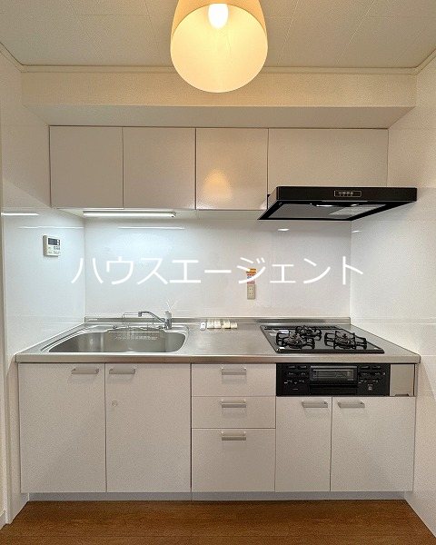 キッチン　広々綺麗内３口システムキッチンです。