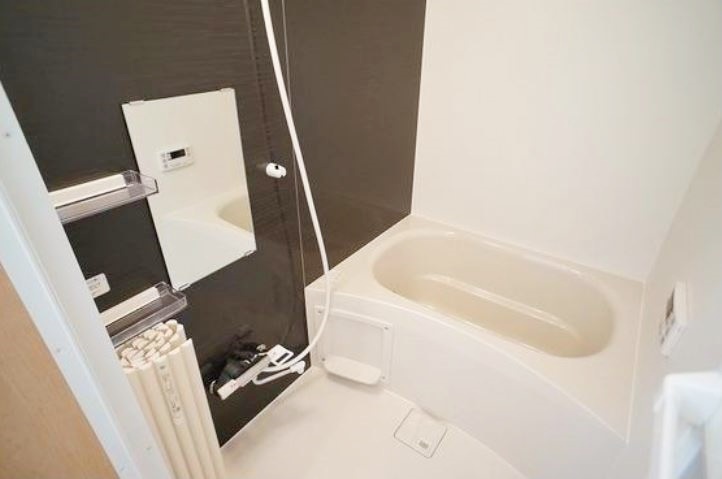 バス・シャワールーム　嬉しい追い焚き・浴室乾燥機付きです♪