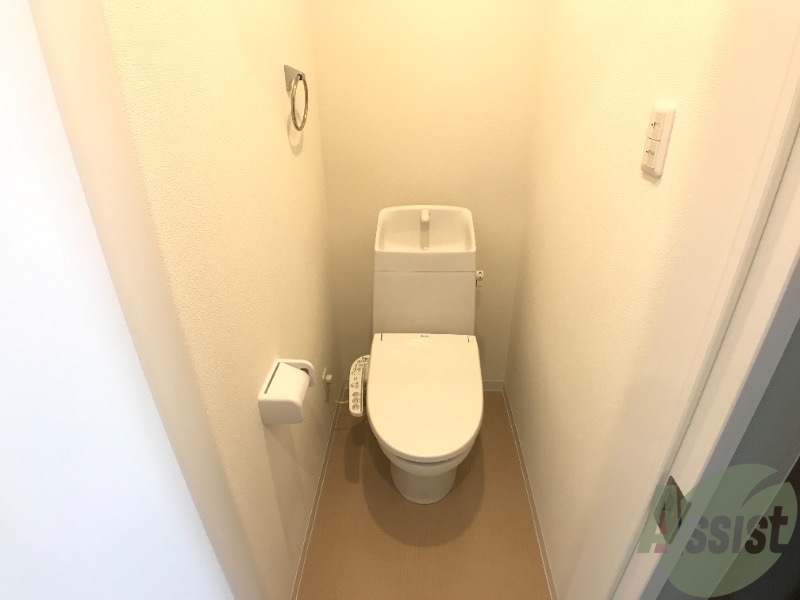 トイレ　温水洗浄便座なので快適に使用できそうですね。