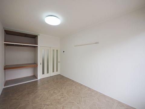 その他部屋・スペース　画像の奥に収納とキッチンがございます。