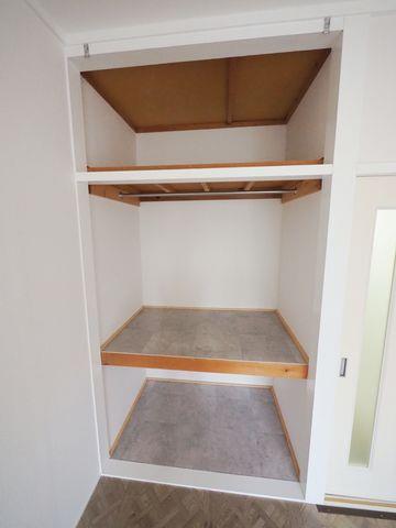 収納　ハンガーポール付きの収納です。