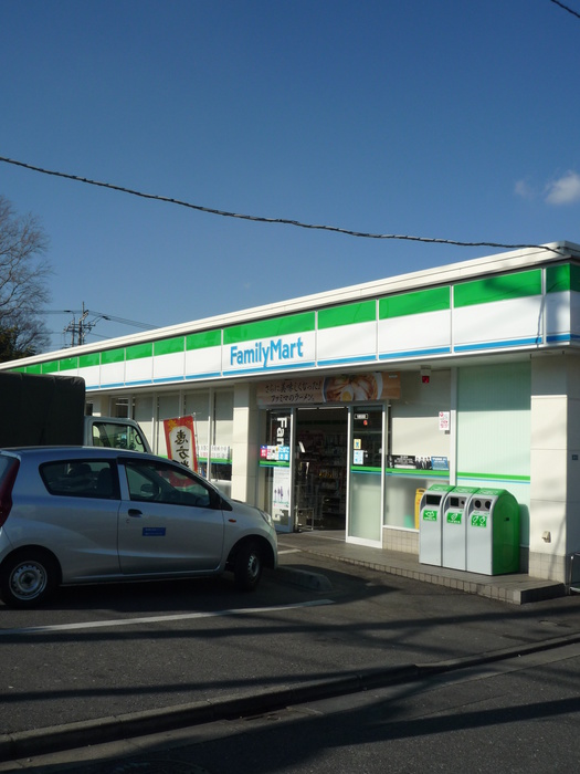 コンビニ　ファミリーマート（コンビニ）まで121m