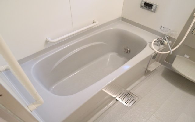 バス・シャワールーム　清潔感ある浴室です。