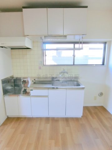 キッチン　ガスコンロ設置可能キッチンと冷蔵庫置き場