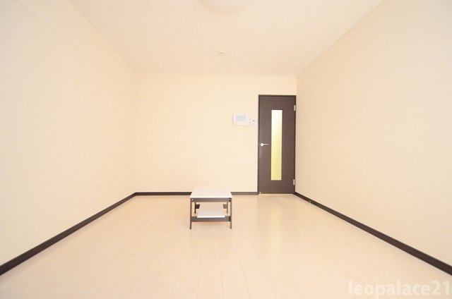 居室・リビング　備品や設備仕様は号室等により異なります現地をご確認下さい。