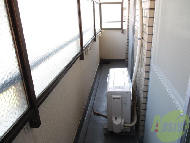 バルコニー　風が吹いてもお洗濯が濡れる心配はありませんよ。嬉しいね