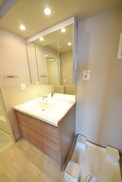 洗面設備　★三面ガラスの綺麗な独立洗面台★