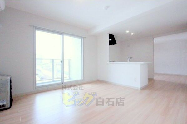 居室・リビング　窓が多く明るいリビングです♪