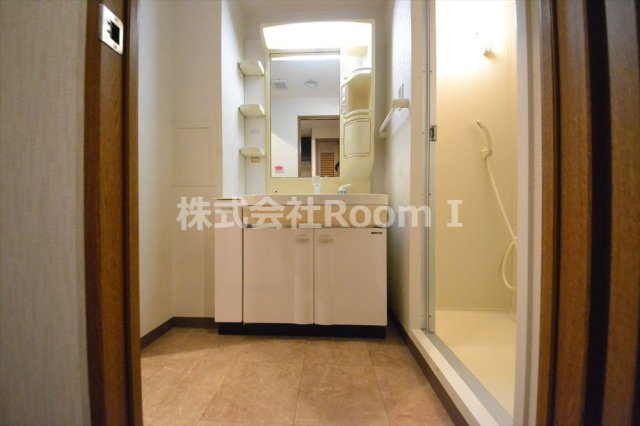 洗面設備　明るい洗面所です