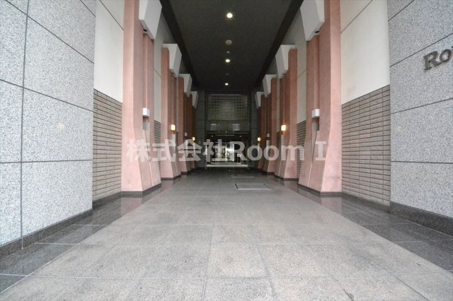 エントランス　落ち着いたエントランスです