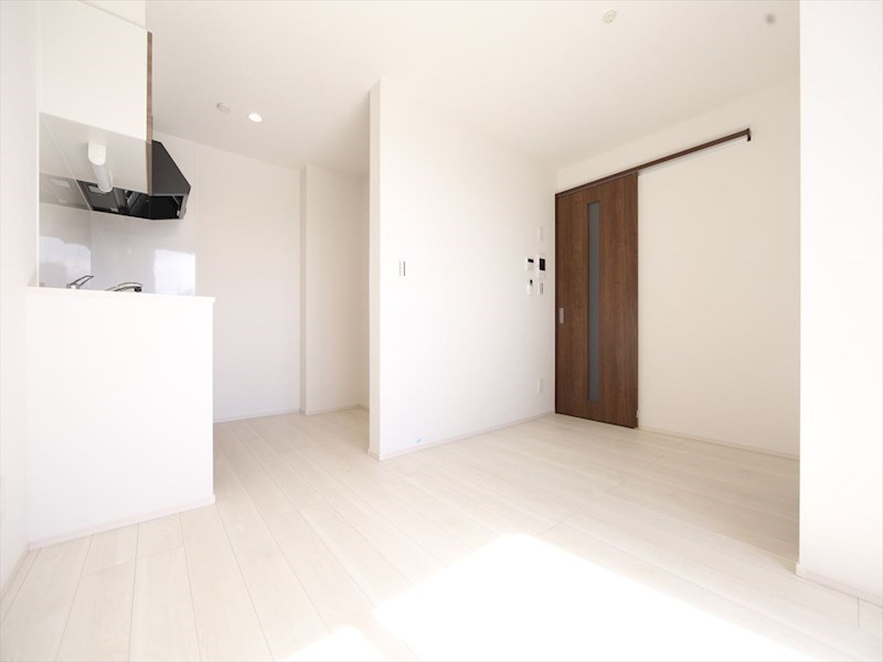 居室・リビング　ＬＤＫ8.5帖　システムキッチン　エアコン完備　同仕様写真