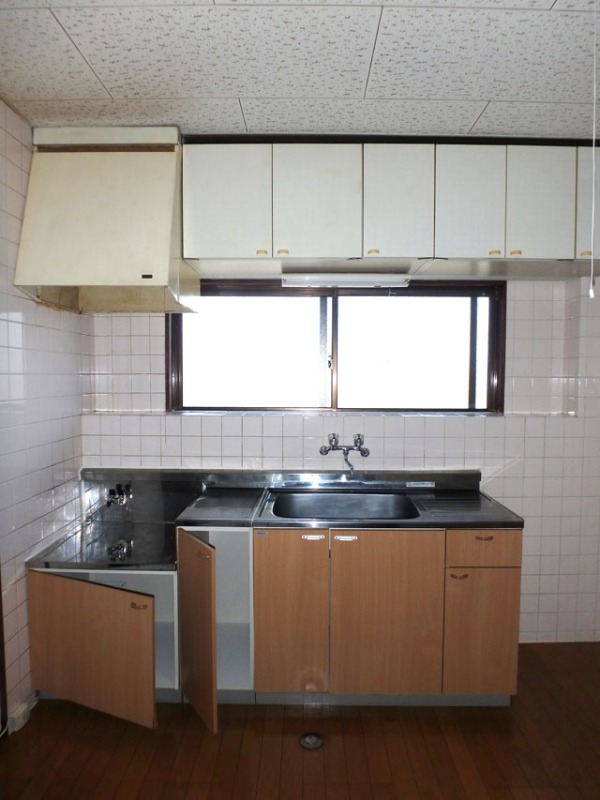 キッチン　窓がついていて明るいキッチン