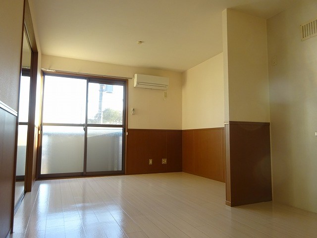 居室・リビング　白っぽい床なので明るいですよ