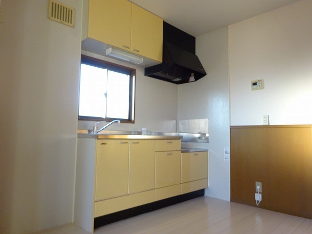 キッチン　小窓もついていて換気もバッチリです