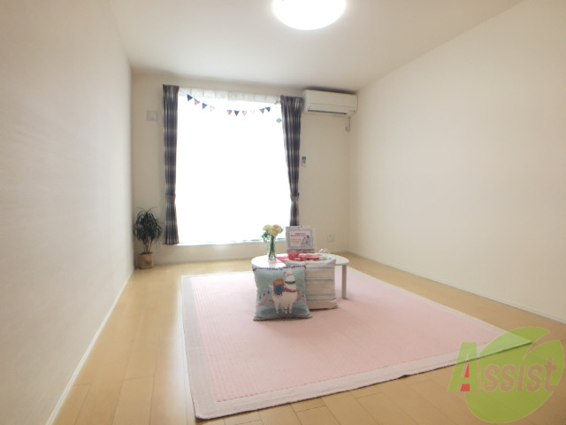 居室・リビング　大きな窓にたくさんの光が差し込みますね。